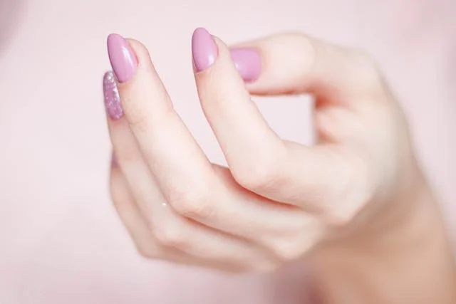 Трещины на пальцах рук: причины, лечение