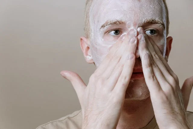 Как мужчинам можно справиться с расширенными порами на лице?
